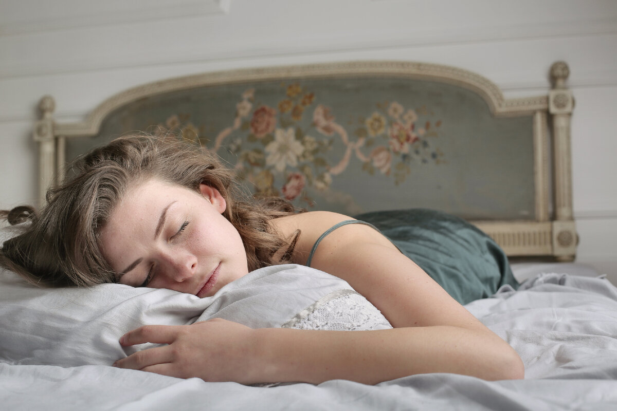 Девушка хотела спать. Light Sleeper