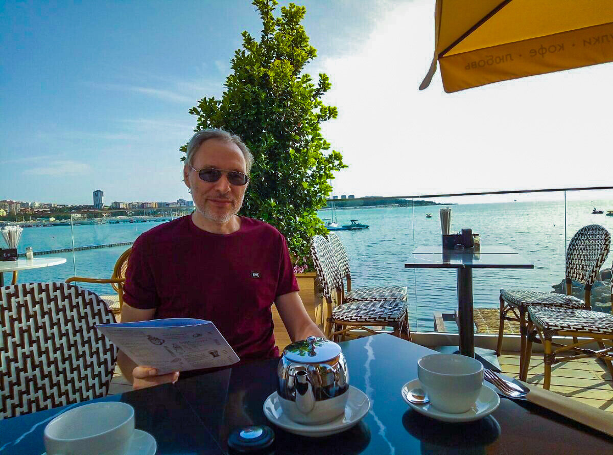 Михаил Лекс, автор рассказа и канала. Геленджик, набережная, кафе у Чёрного моря