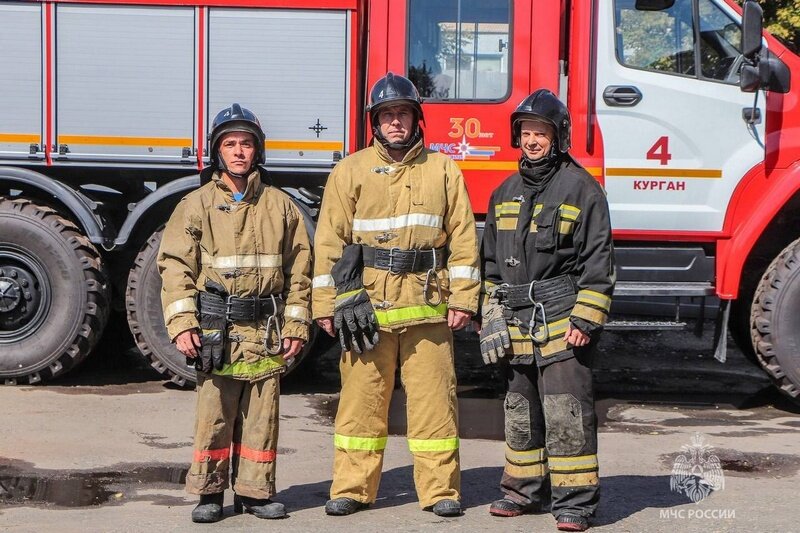   Пожилого мужчину без ног спасли огнеборцы 4 пожарно-спасательной части: Дмитрий Соболев, Виктор Федоров и Константин Охапкин. kikonlineru