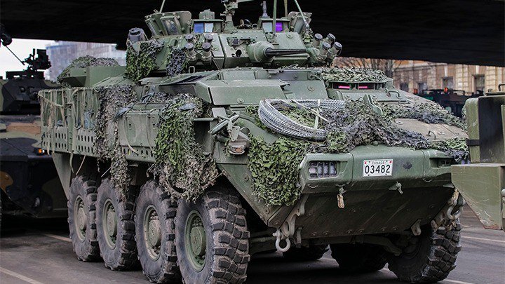 РУССКИЕ БОЙЦЫ СОЖГЛИ В ОКРЕСТНОСТЯХ РАБОТИНА ОЧЕРЕДНОЙ АМЕРИКАНСКИЙ БТП STRYKER. ФОТО: STOCKPHOTOSLV/SHUTTERSTOCK