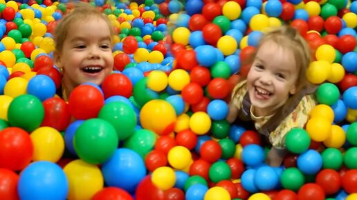 Детский развлекательный центр с горками и батутами Бассейн с шариками  Играем в Лабиринте | Милашки Шоу | Дзен