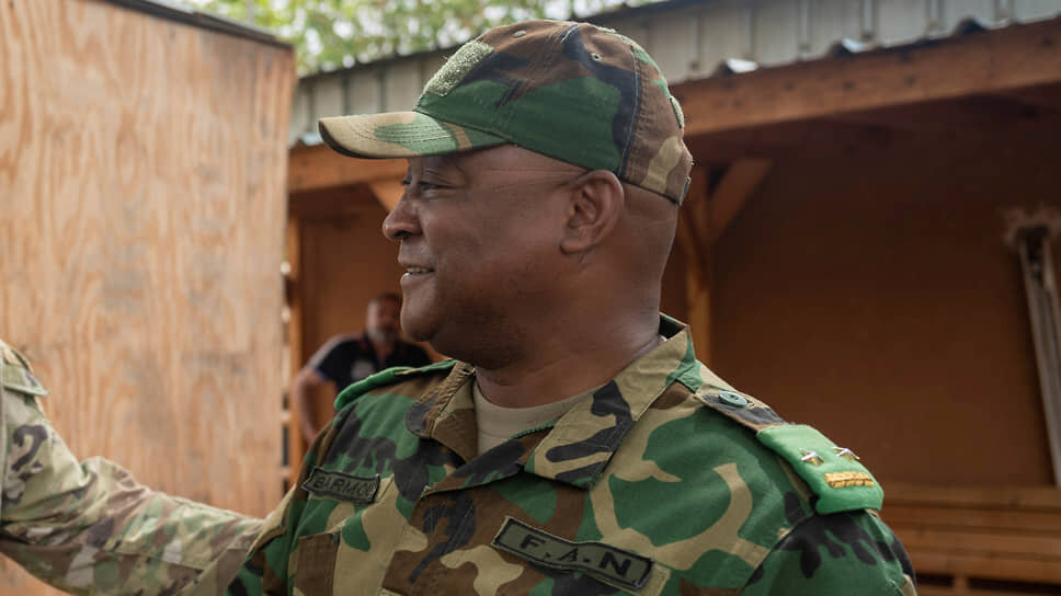 Фото: Staff Sgt. Amy Younger / U.S. Air Force / AP📷Генерал-лейтенант армии США Джонатан Брага встречается с генерал-майором Муссой Салау Барму, июнь 2023