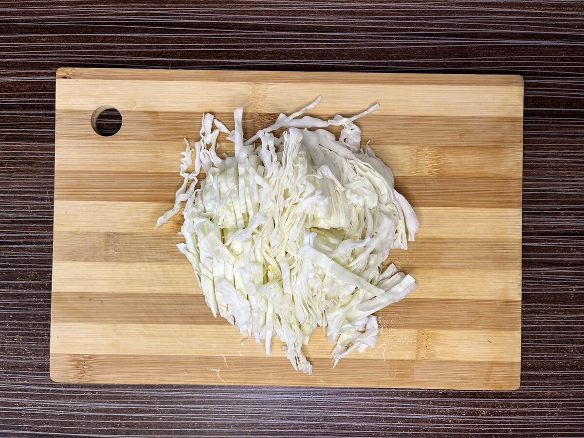 Шинкуем капусту и перекладываем в сковородку