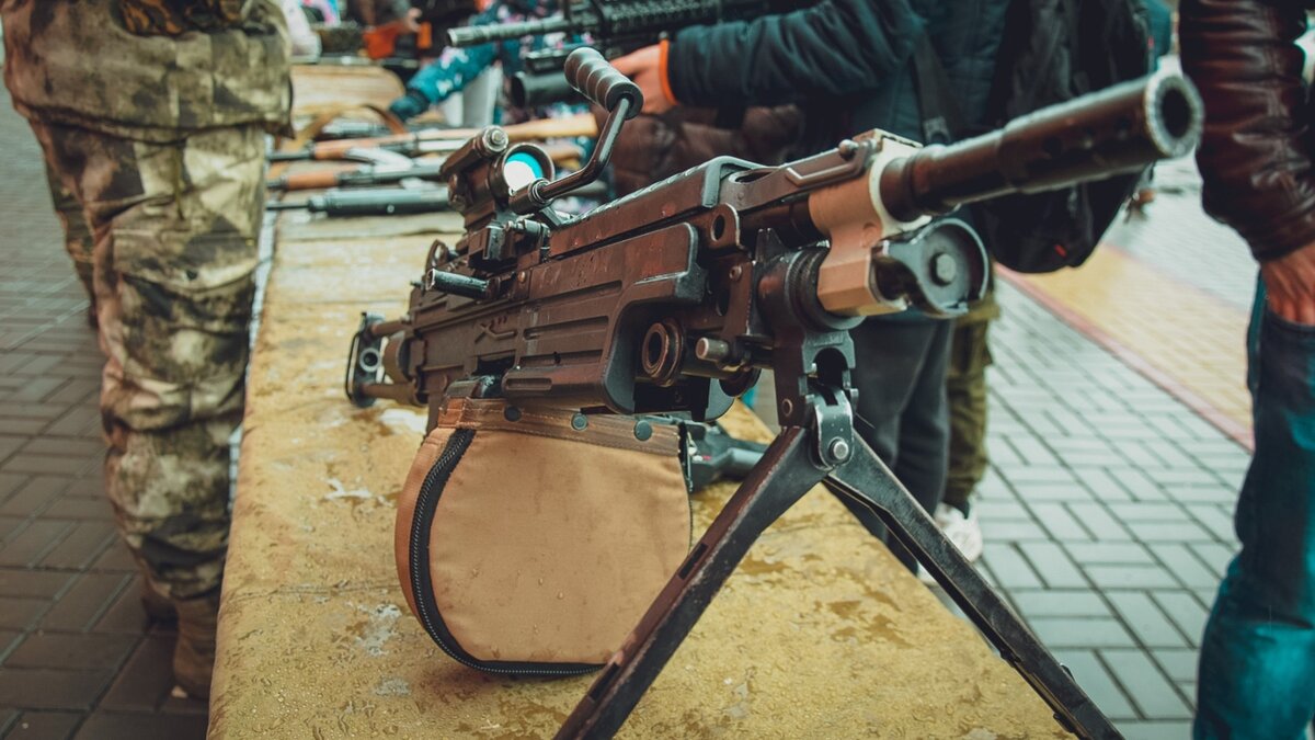     В Москве задержан житель Ростовской области, он находился в чужой машине, багажник которой был набит оружием, сообщает Telegram-канал Baza.