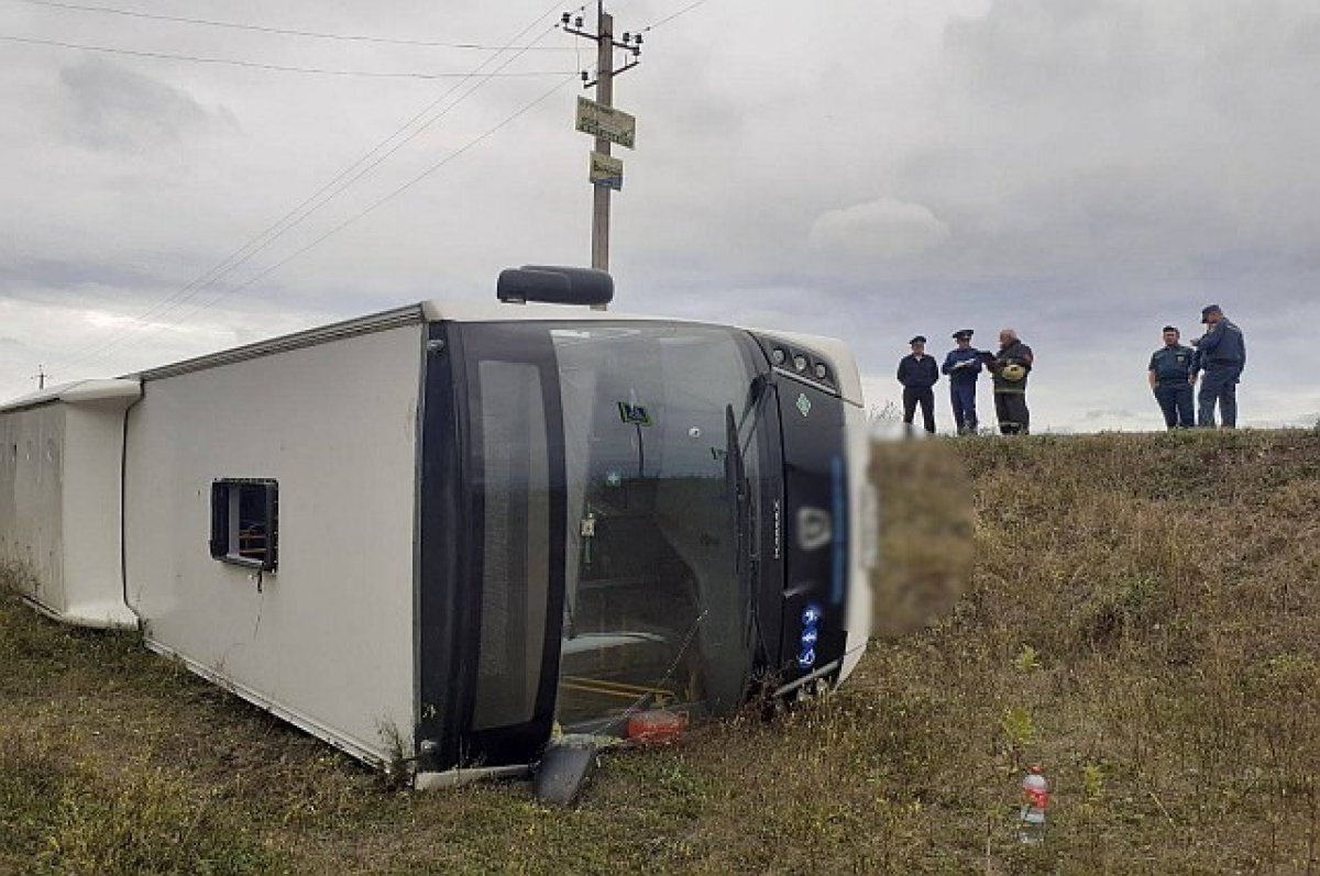    В Башкирии съехал в кювет и опрокинулся автобус с 12 пассажирами в салоне