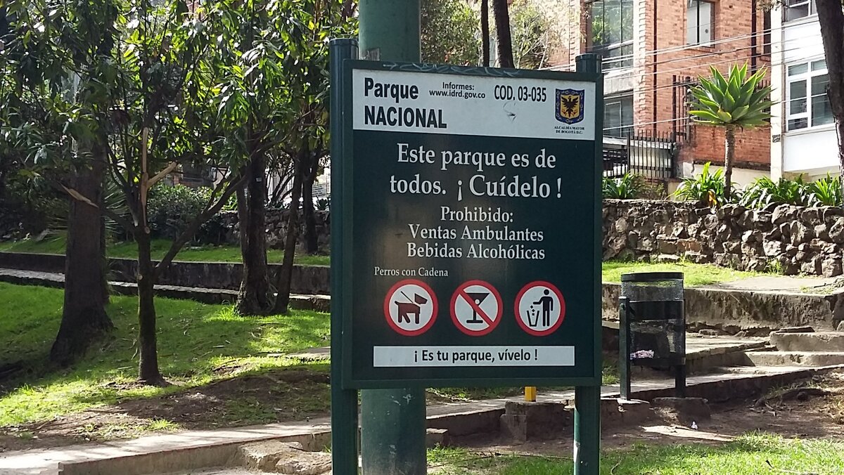 В парке запрещено пить, но разрешено гулять с собаками. По идее, они должны быть на поводке, но... –>