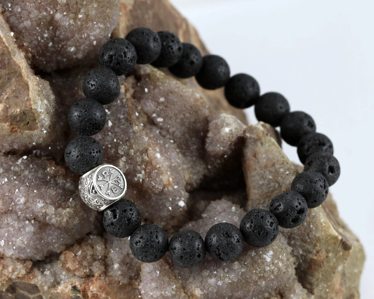 Теперь в нашей коллекции представлены браслеты из вулканической лавы. Один из них — браслет «Хризма», наполненный духом космической древности.

Первобытная лава, напоминающая поверхность Луны, сочетается с одним из древнейших символов христианства, запечатленном в серебре.

Хризма — монограмма имени Иисуса Христа, дополненная с двух сторон буквами Альфа и Омега. С Бога жизнь началась, Им и закончится, и в Нем находится ее полнота.

Круг, в который помещена хризма, символизирует Вечность, — он дополняет и завершает образ браслета как воплощение бесконечного Космоса.

На обороте бусины трижды написана молитва «Господи, помилуй» — тоже в виде непрерывного круга молитвы.

Арт. 115.456 / 4260₽

#браслет_Акимов
#ювелирные_изделия_Акимов
#вулканическаялава #серебро925 #хризма #православныйбраслет