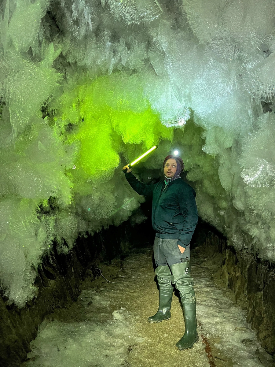 Внутри ледяной пещеры 