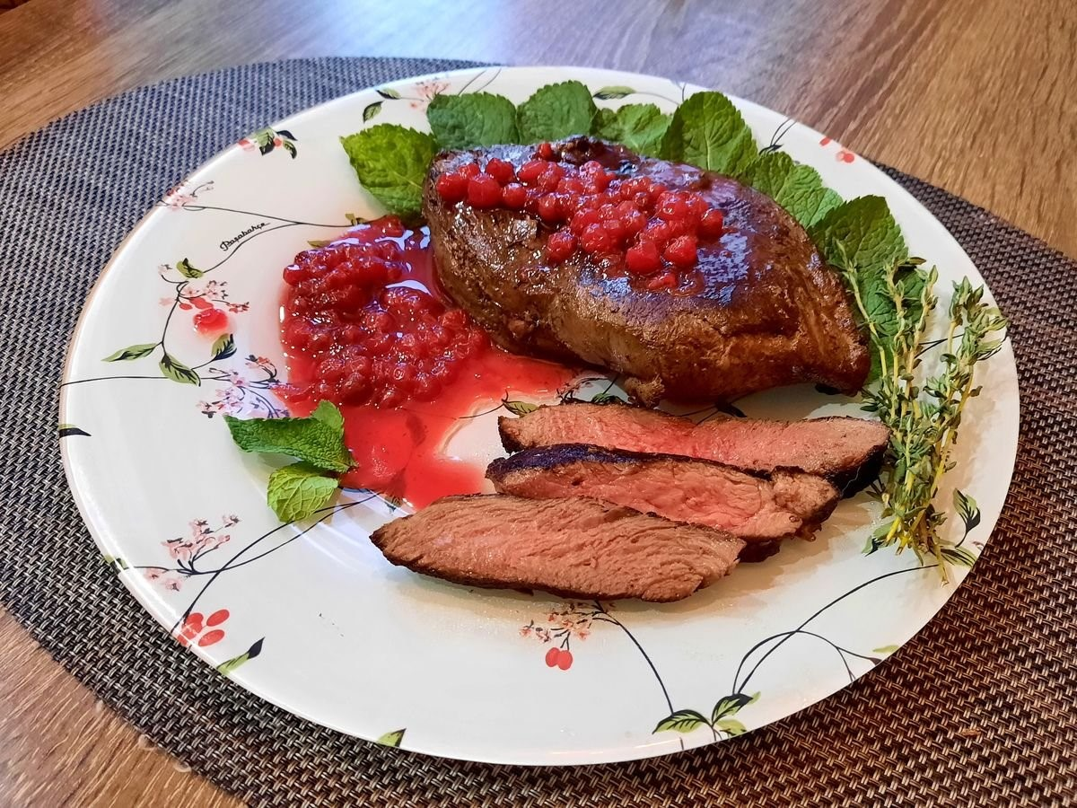 Ростбиф косули в брусничном соусе. Время приготовления: 120 минут. Количество порций: 5-6