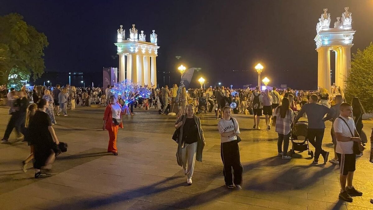     В концерте ко Дню города в Волгограде, помимо изначально анонсированной Ларисы Долиной, выступят ещё два музыкальных коллектива. Они призваны зажечь публику бодрыми хитами.