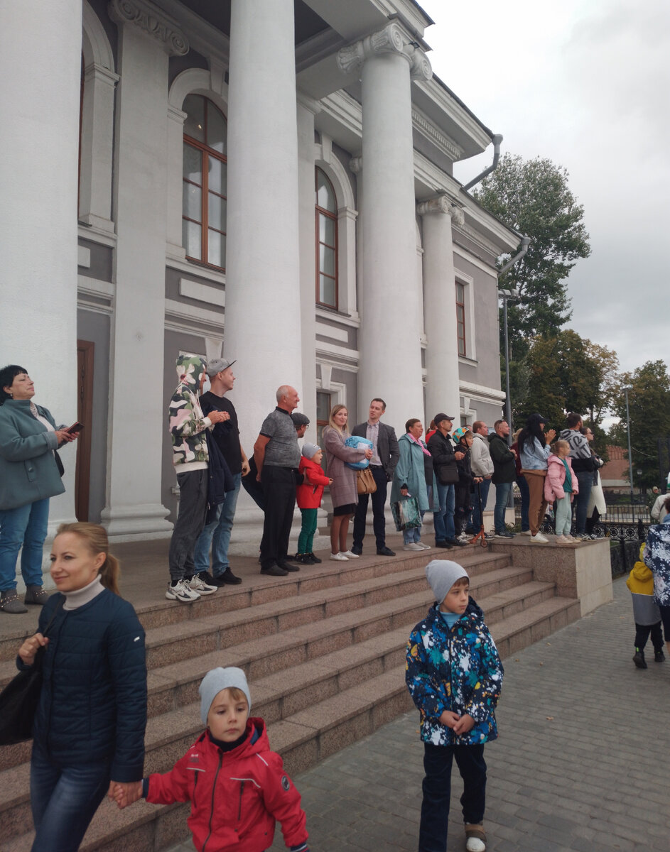 Нашему городу -877, но он  как всегда молод, красив, хорош собой, да ещё в в полном расцвете сил, радует своих жителей и гостей, историческими  памятниками, итересными музеями, замечательными...-33