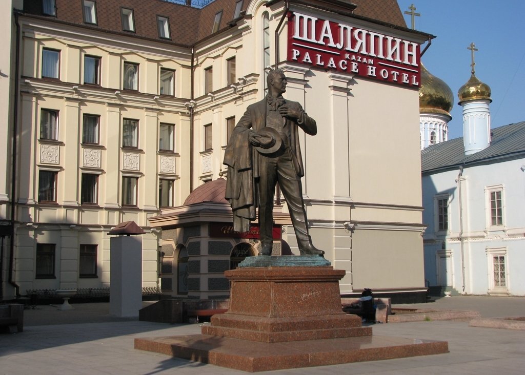 Памятник Шаляпину в Казани (фото с интернета), источник https://yandex.ru/images/