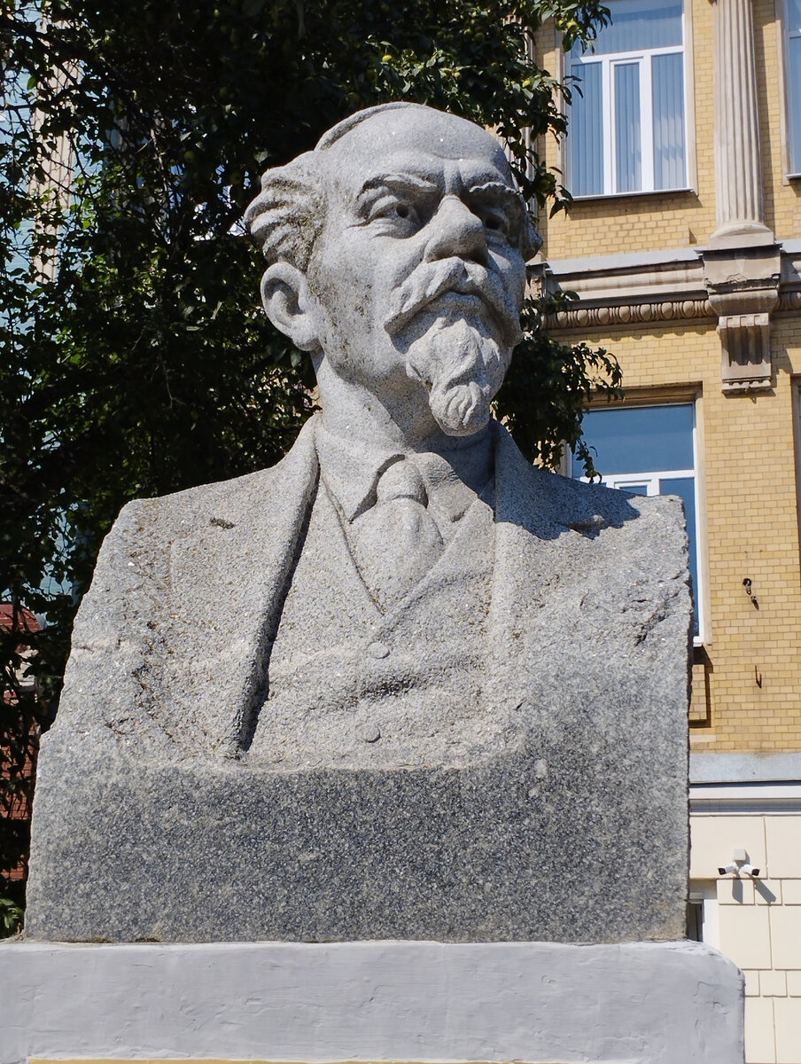 Памятник Павлу Ивановичу Лебедеву-Полянскому (ФОТО АВТОРА)