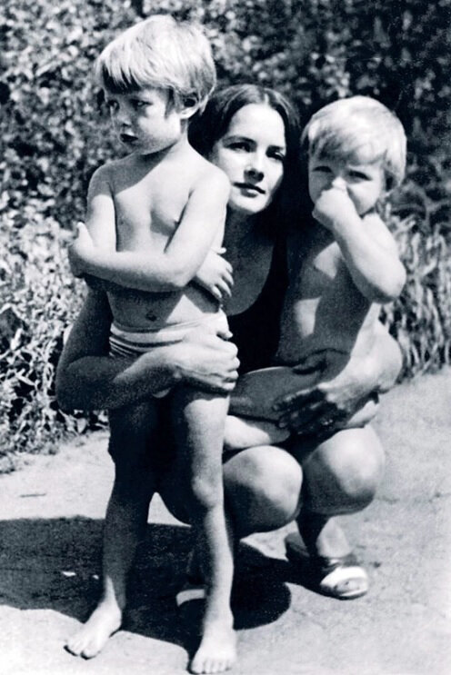 Татьяна Епифанцева с сыновьями Мишей и Володей