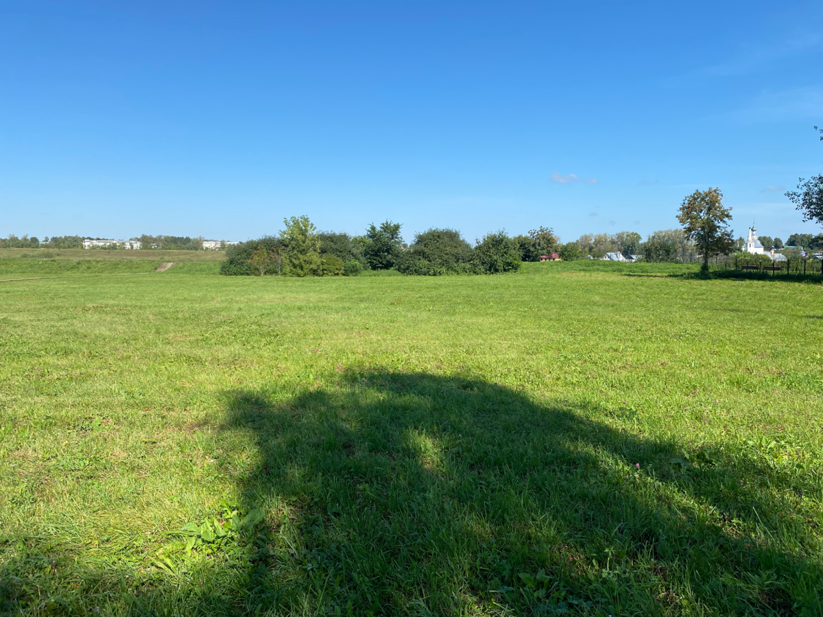 Именно на этой поляне раньше стоял Суздальский Детинец.