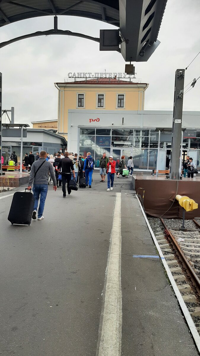 По перрону Московского вокзала