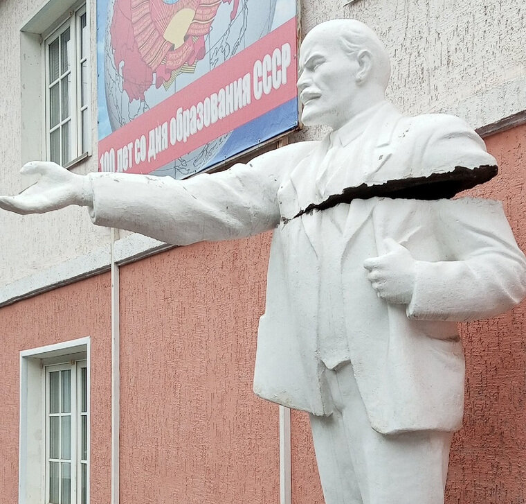    Вандалы разгромили памятник Ленину в Кургане у офиса отделения КПРФ