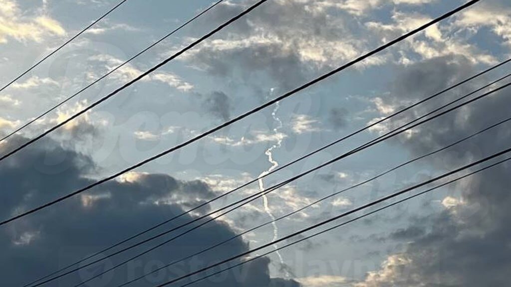     Жителей Левенцовки в Ростове напугал грохот, после него они наблюдали в небе характерные белые полосы, сообщается в соцсетях.