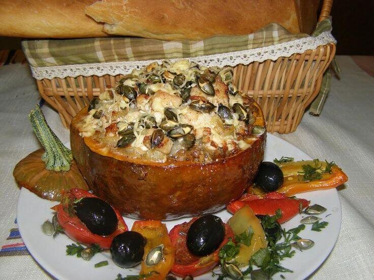 Запеченная курица с грибами в сметане с сыром