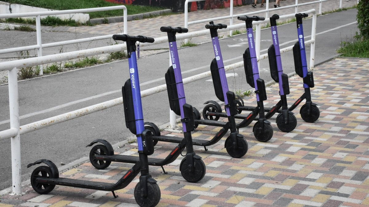     Публичные слушания о внесении поправок в правила благоустройства Ижевска пройдут сегодня, 13 сентября, в муниципалитете. Речь пойдет об ужесточении требований к владельцам и арендаторам электросамокатов. Об этом сообщил в соцсети новый мэр города Дмитрий Чистяков.