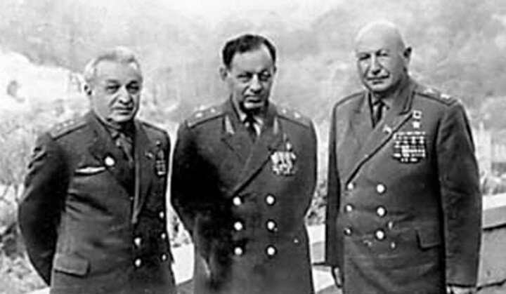 На снимке, слева направо 
А. И. Микоян , А. Х. ,Бабаджанян, И. Х. Баграмян 