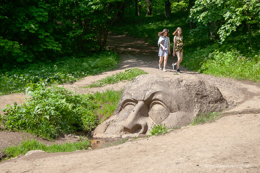 Камень голова в петергофе фото