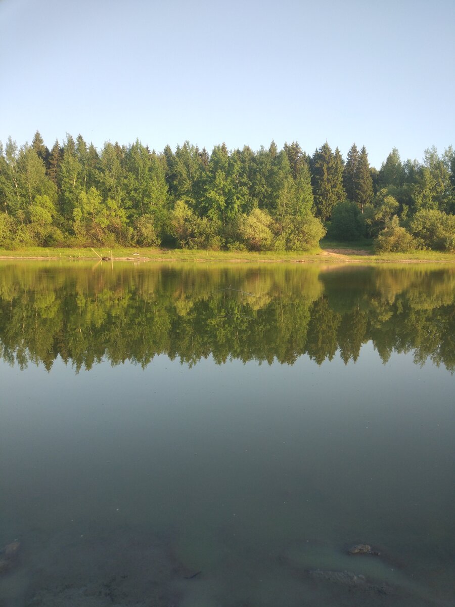 Примерно в центре фото ее видно.