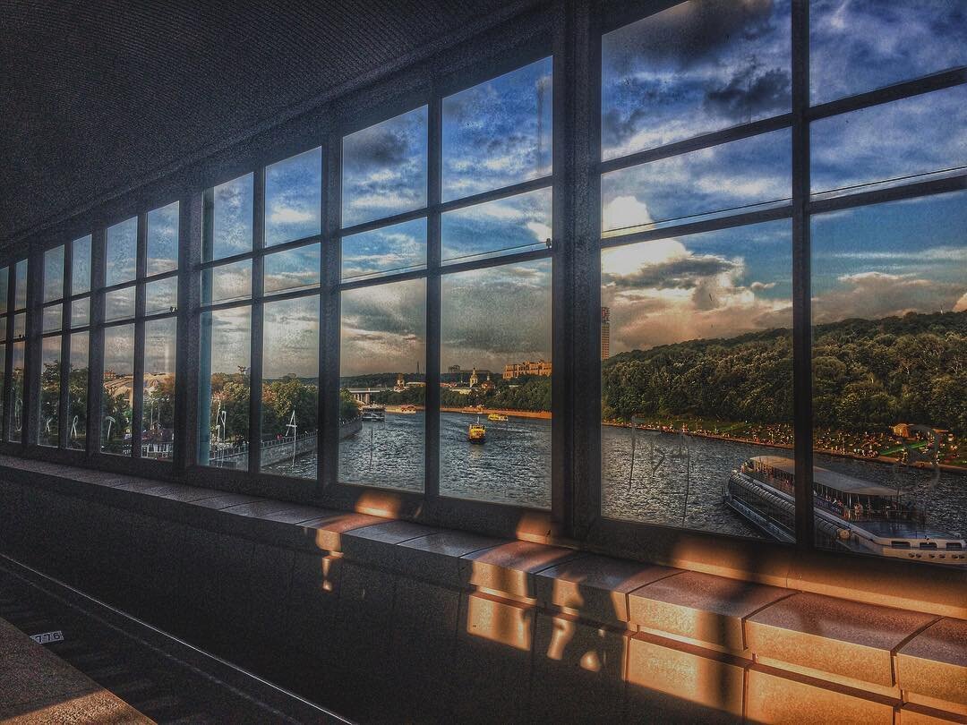 Панорама сквозь прозрачные стены станции