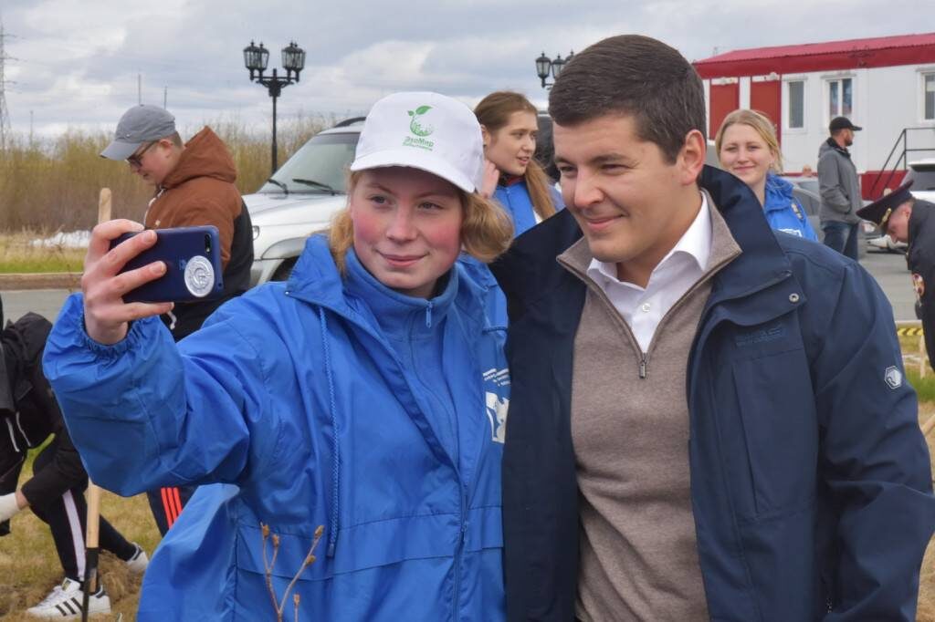 После работы можно и селфи сделать с главой региона. Фото: Андрей Ткачёв / КРАСНЫЙ СЕВЕР