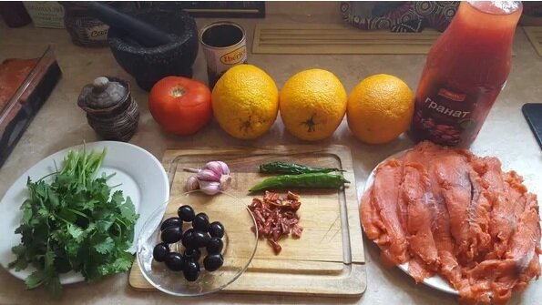 Я в последнее время делаю севиче без лайма, потому что мне не нравится, как рыба белеет после сока. На фото в бутылке из-под гранатового сока - натуральный томатный сок собственного приготовления.