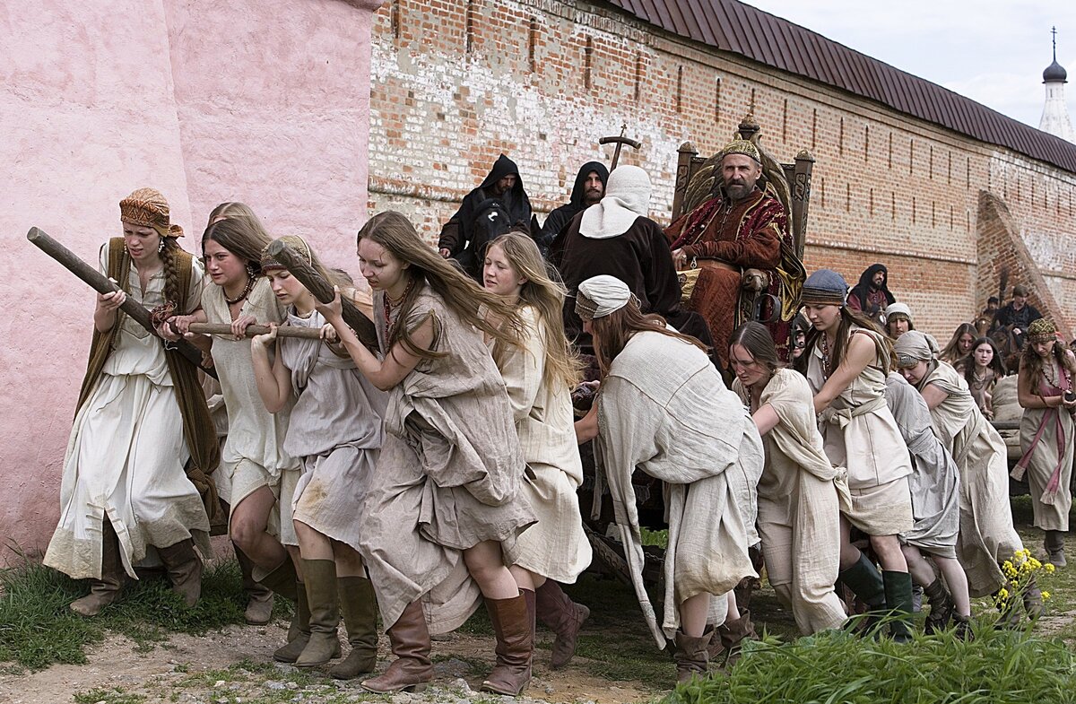 кадр из фильма "Царь" 2009г.