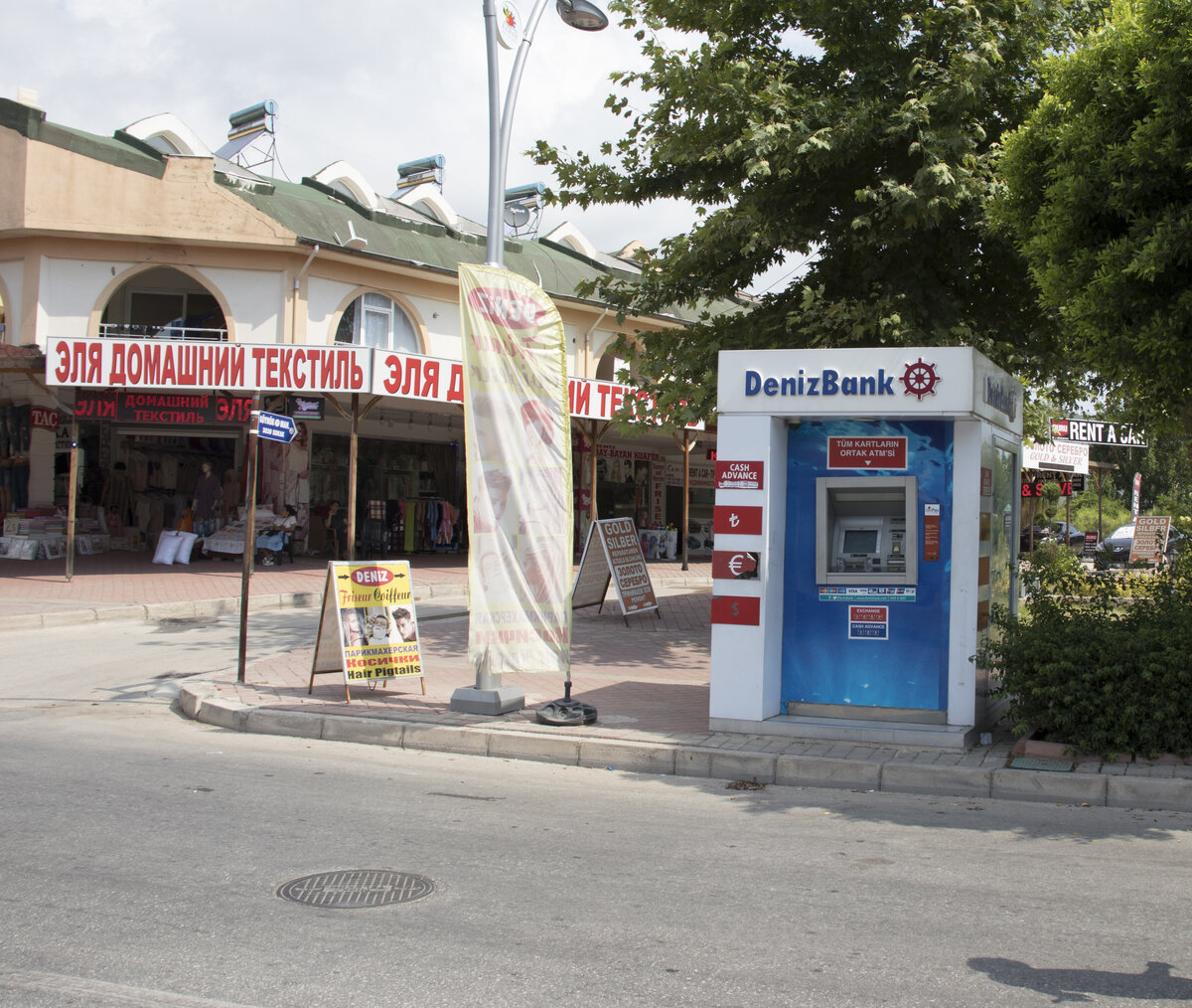 Вот этот банкомат  в поселке Гёйнюк, по словам турок, работающих в расположенной напротив палатке, продающей туристические поездки, регулярно собирает дань с наивных туристов, заглатывая их карты и не отдавая их назад