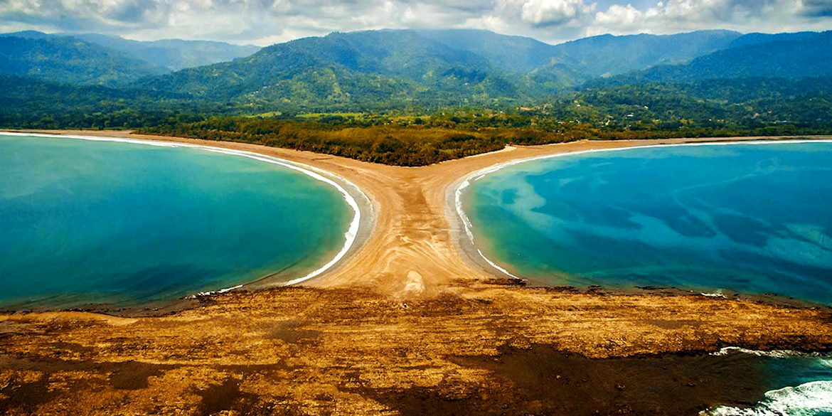 Коста Рика граничит с Никарагуа и Панамой. Также омывается Карибским морем и Тихим океаном.