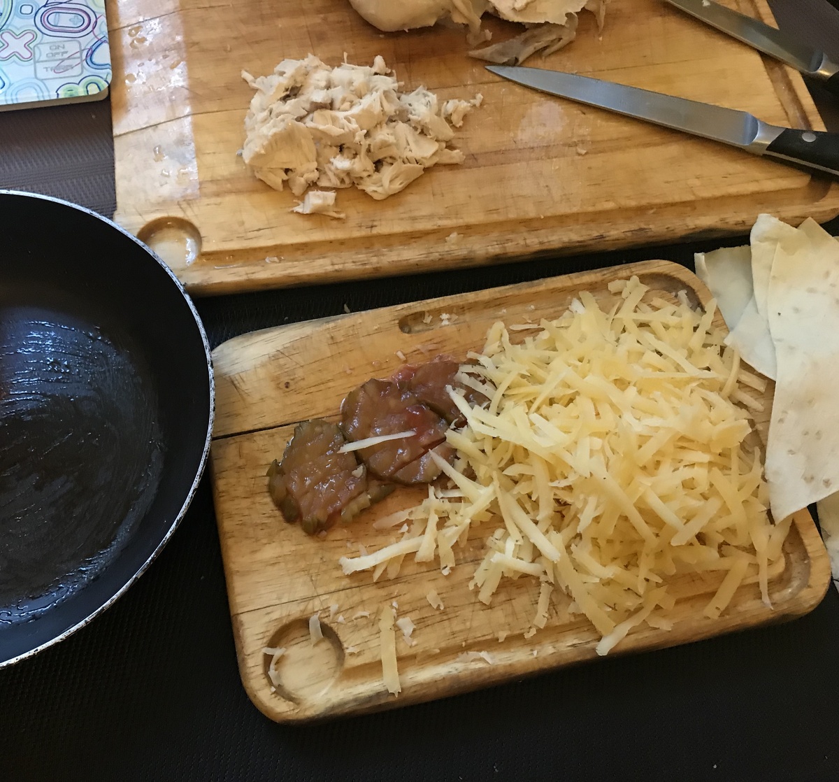 Взять равные кусочки лаваша, порезанную готовую начинку, выложить все слоями. Можно все смешивать с сыром, он отличное связующее звено. У меня на фото ниже слой вареной курицы с сыром, слой огурцов с сыром, слой сыра, и сверху чуть сыра, просто чтоб было, и на смазанной сковороде готовить минуты 2-3 на самом маленьком огне, до полной плавки сыра.