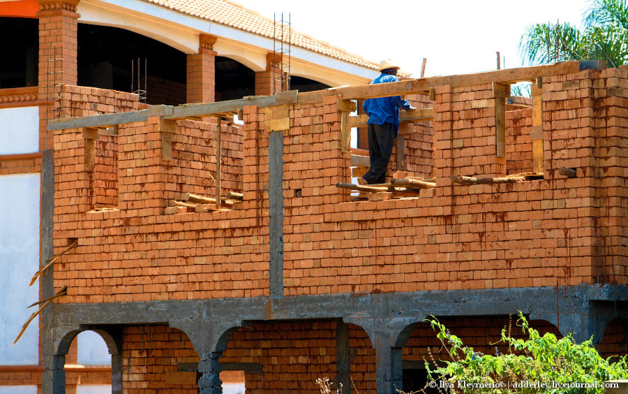 2. Кирпичи просто складывают друг на друга. От разрушения всю конструкцию удерживают бетонные сцепки по углам.


