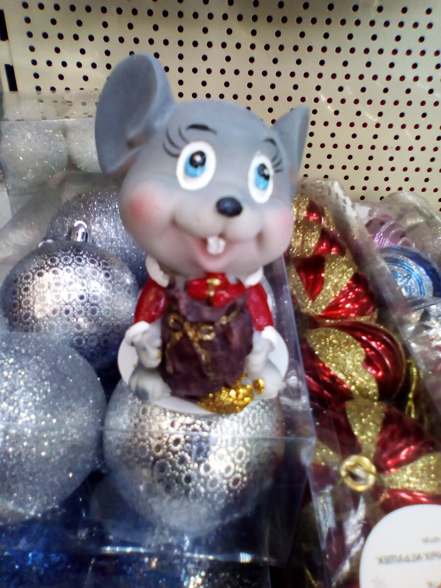 Вот такая няшная фигурка мыши.