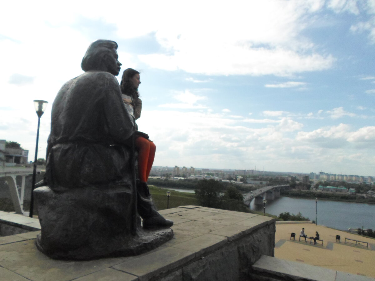 На коленях у Максима Горького