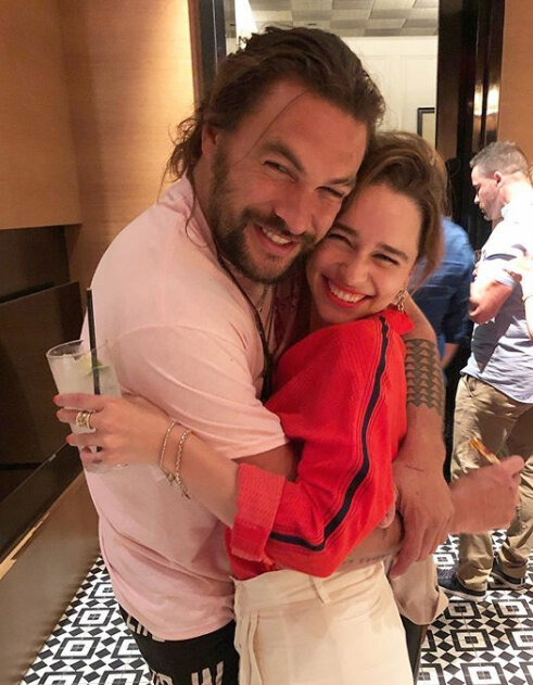 Поклонники со всего мира то и дело приписывают актёрам роман: во всём виноваты совместные фотографии и милейшие подписи под ними