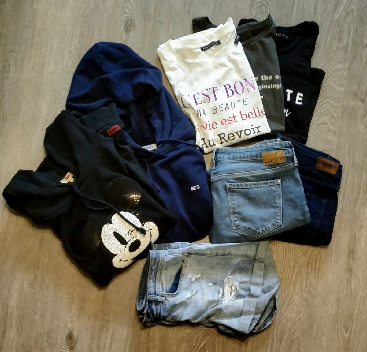 на фото не хватает еще пары утепленных джинс из уникло и каких-то еще футболочек.