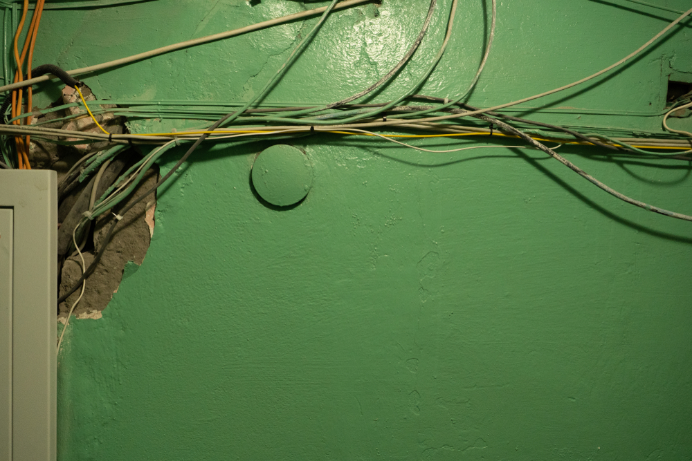 Такое вот хитросплетение в проводке зачастую вызывает увеличение счетов за электричество.