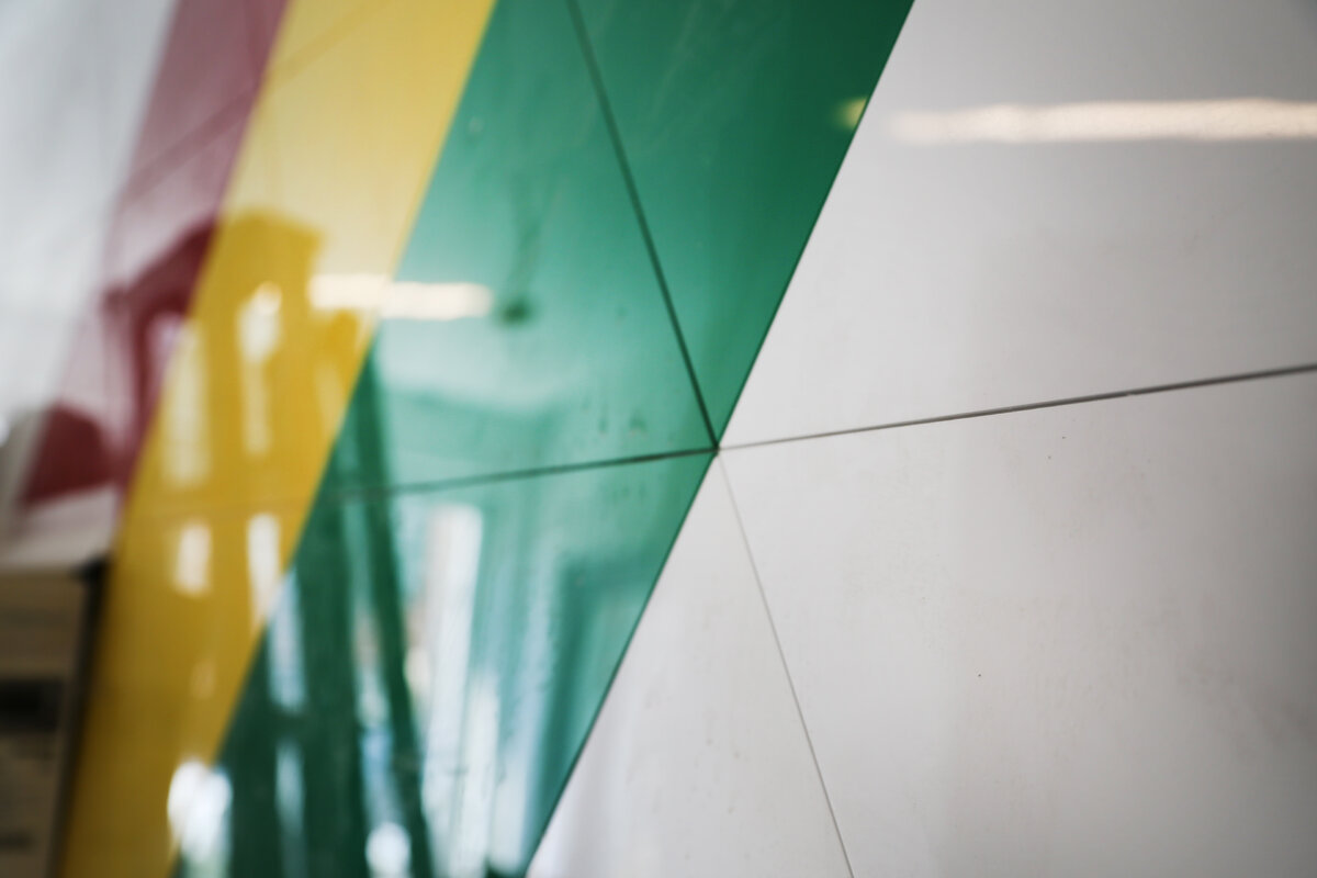 В отделке клуба применены качественные материалы и яркие детали