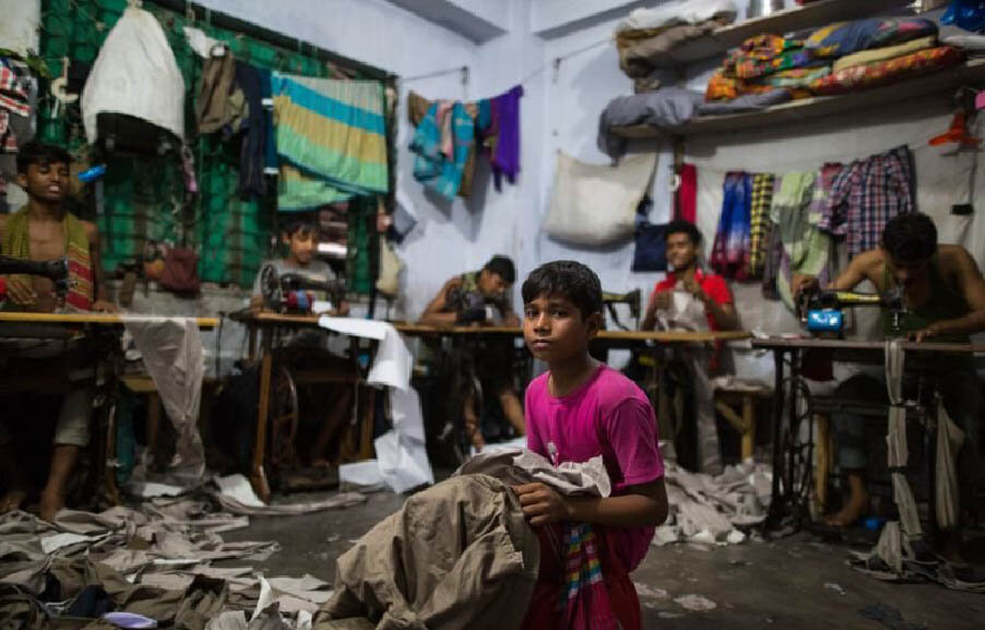 Детский труд на фабрике одежды 