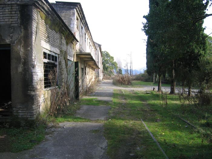 Далеко не весь Сухум в 2015 году выглядел так, но подобные пейзажи встречаются часто