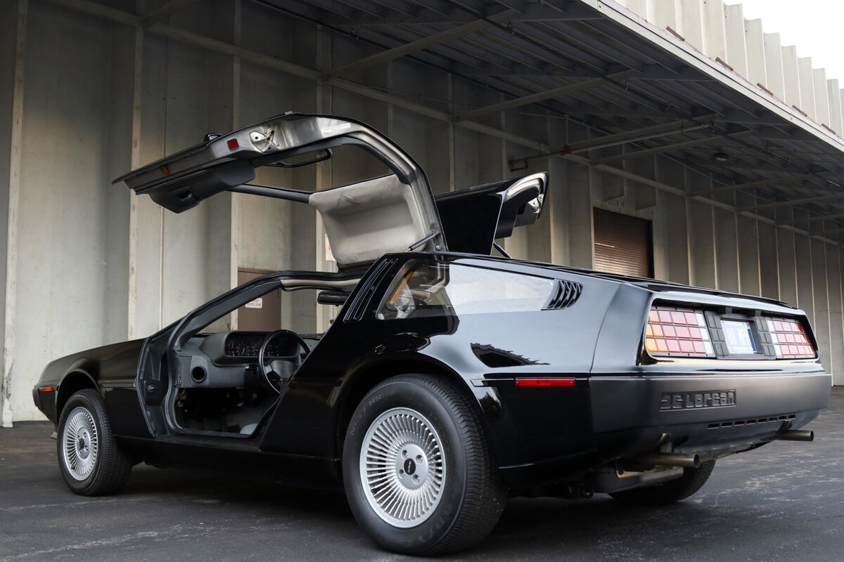 DELOREAN DMC 12