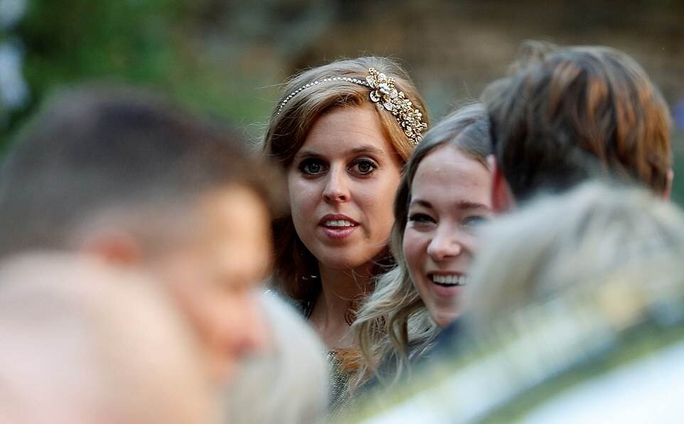 Принцесса Беатрис среди прибывающих гостей. Фото: dailymail.co.uk
