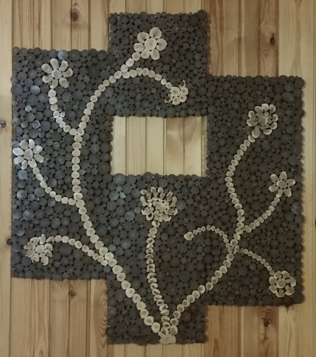 Модульная картина с цветами из спилов веток сосны и можжевельника