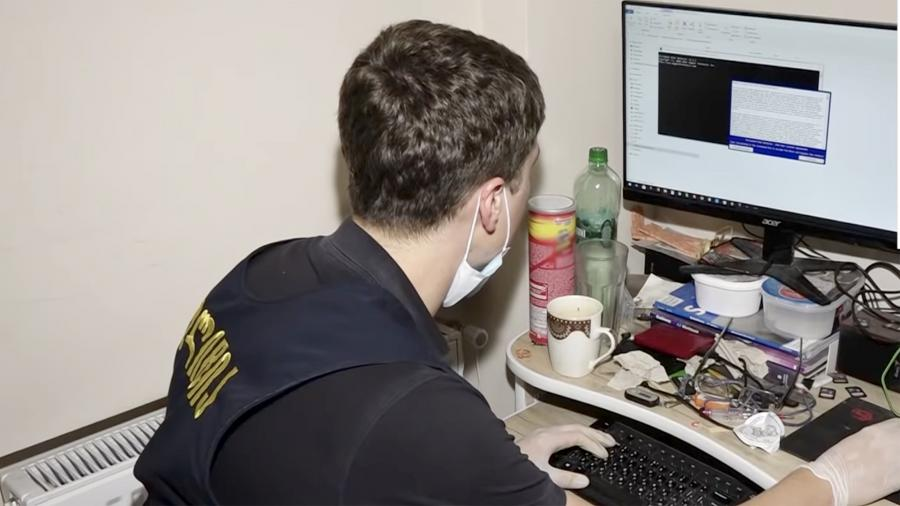 Сотрудник криминальной полиции Грузии во время обыска в фотостудии. Фото: youtube.com/police.ge