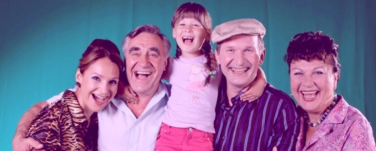 В 2008-м сняли первый, двухсерийный телефильм под незамысловатым названием «Сваты». В самом начале даже не предполагалось, что у него выйдет продолжение. Просто хотели сделать хорошее семейное кино. Но на телевидении у картины был такой оглушительный успех, что было принято решение продлить еще на один сезон (его также снимали в формате телефильма), а потом и еще на несколько сезонов (их уже снимали как мини-сериалы). 