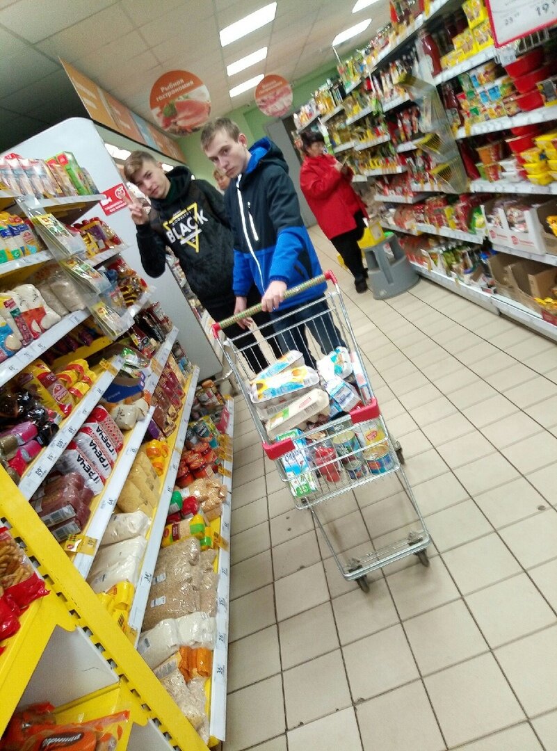 Даниил с командой в магазине «Пятерочка» на ул. Социалистической г. Коврова. Фото: vk.com/prasrochka33