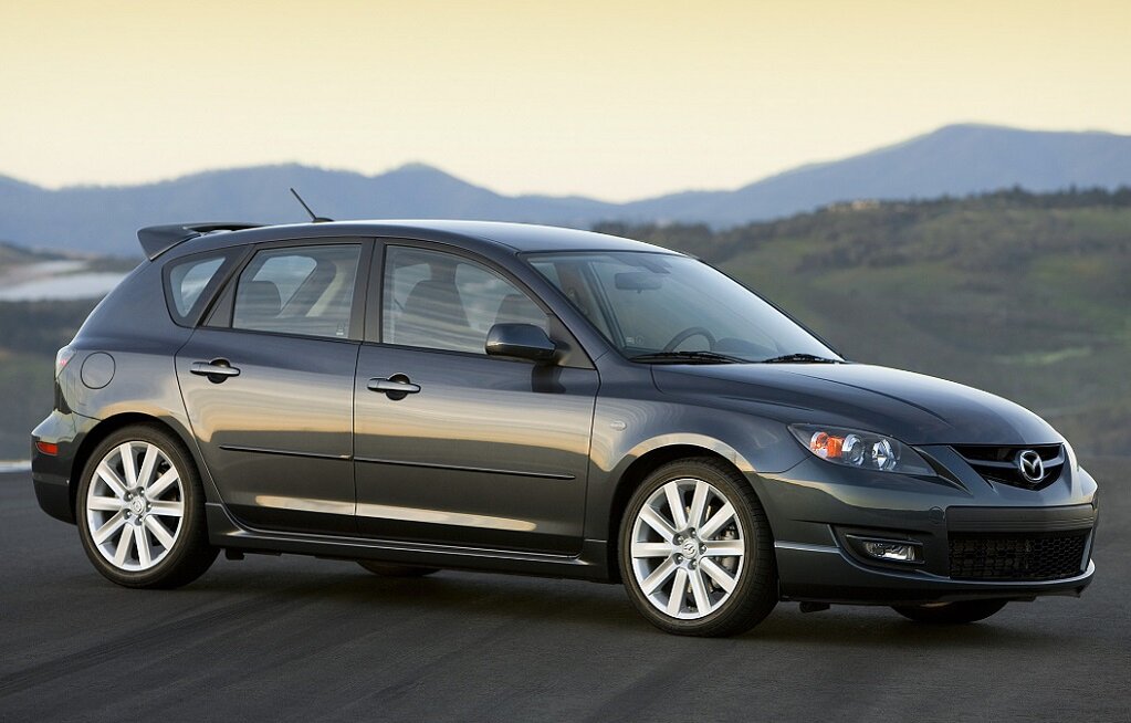Mazda3 MPS образца 2006 года - типичный пример переднеприводного автомобиля с избыточной мощностью (260 л.с.). Ситуацию усугубляла и механическая коробка передач, обеспечивающая жесткую связь турбомотора и колес.  Фото: Mazda